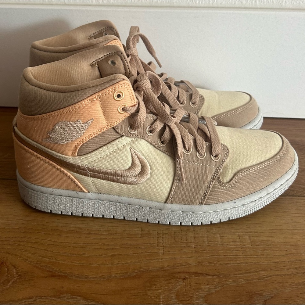 LIKE NEW. NIKE Womens Air Jordan 1 MID in Canvas Khaki